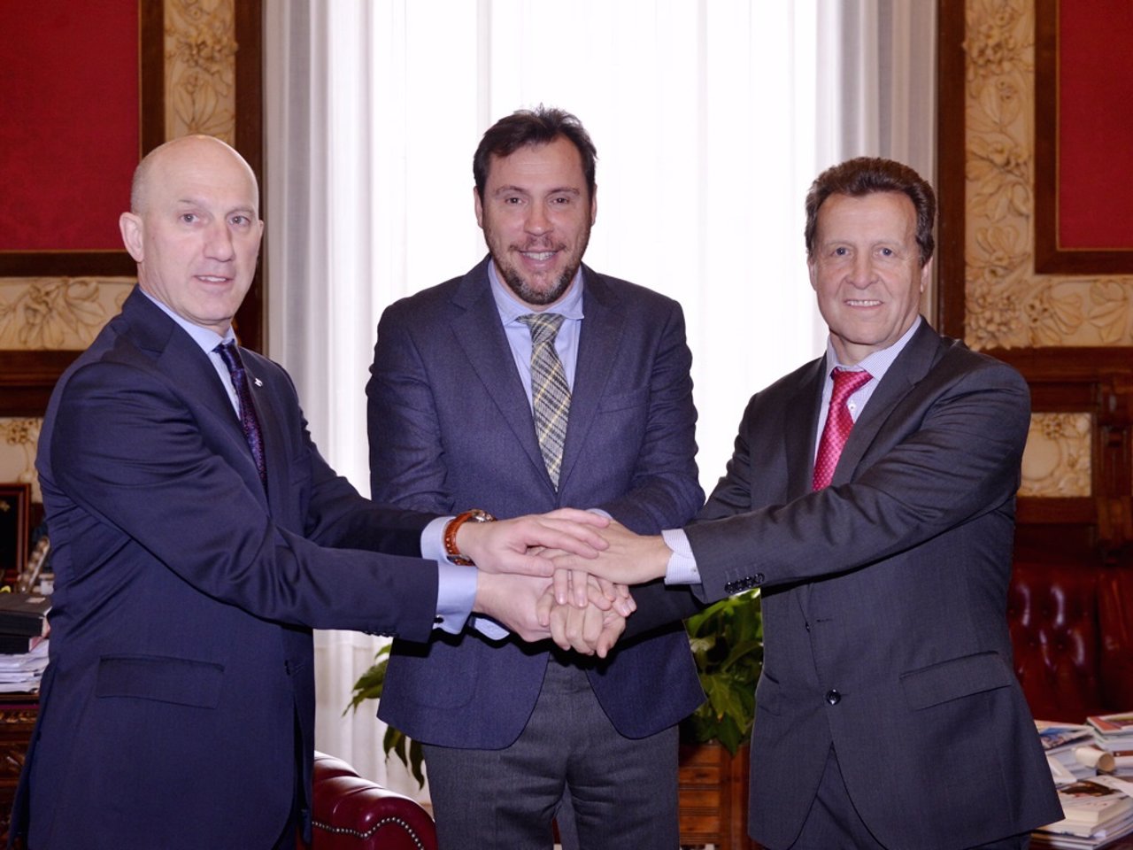 Puente con representantes de Correos y Renault tras la firma del convenio