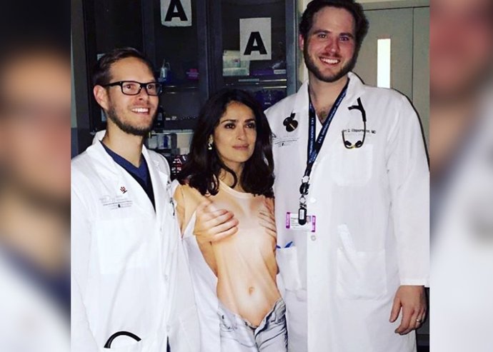 Salma Hayek... ¡'Desnuda' para ir a urgencias! 