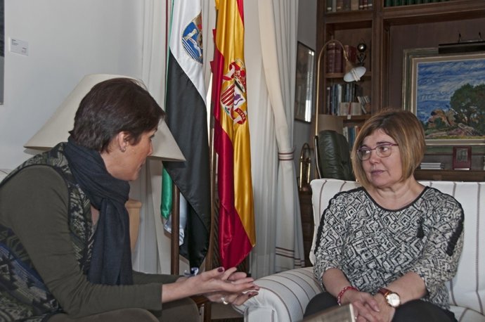 Reunión Diputación de Cáceres y directora del IMEX