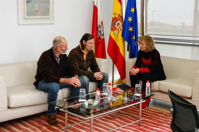La vicepresidenta con el alcalde de Miera