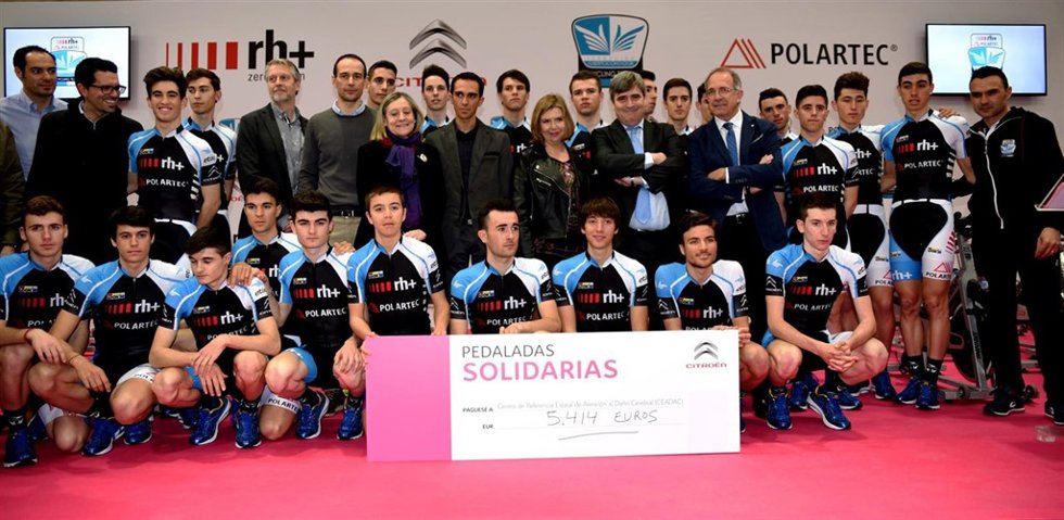 Contador y Cardenal con los equipos de la Fundación Alberto Contador