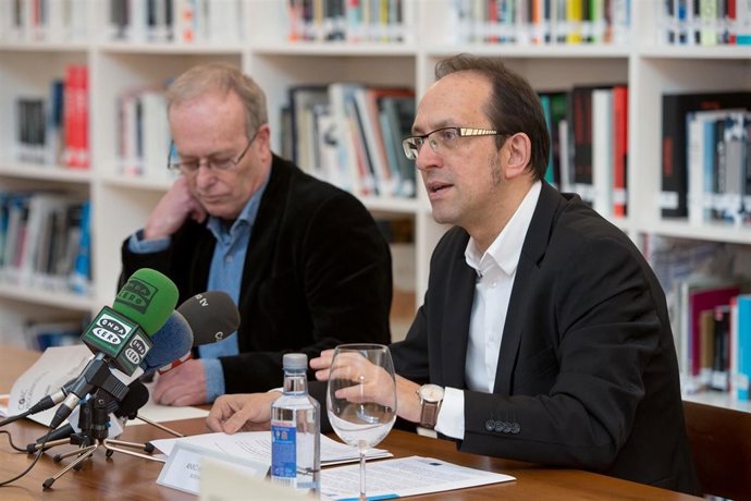 12,00 h.-        O secretario xeral de Cultura, Anxo Lorenzo, e o director do Ce