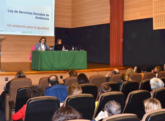 Junta presenta la nueva Ley de Servicios Sociales a profesionales de Sevilla