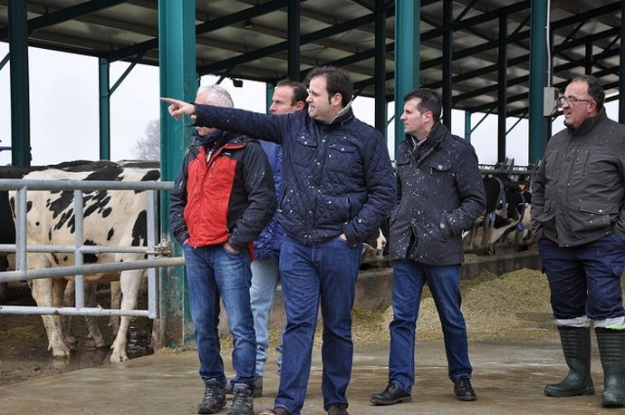 Tudanca, durante su visita a la explotación ganadera en Santibáñez. 