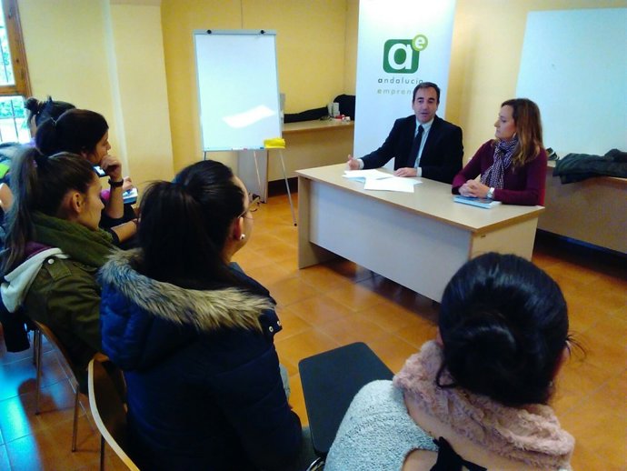 De la Torre en el encuentro con jóvenes participantes en el 'Emprendejoven'.