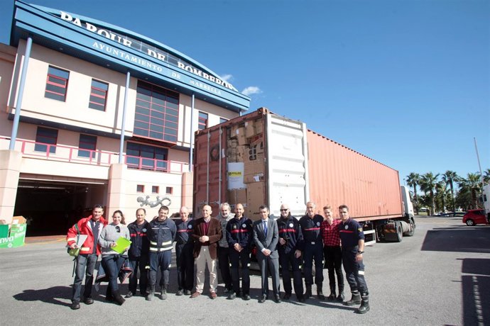 El alcalde de Marbella, José Bernal, con bomberos del municipio