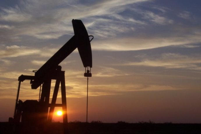 El petróleo cae a su menor nivel desde 2003