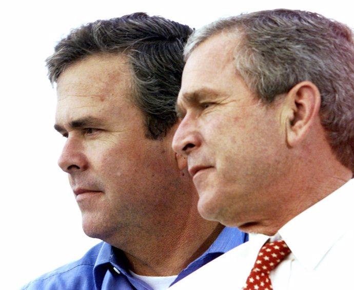 Jeb y George W. Bush en noviembre de 2000
