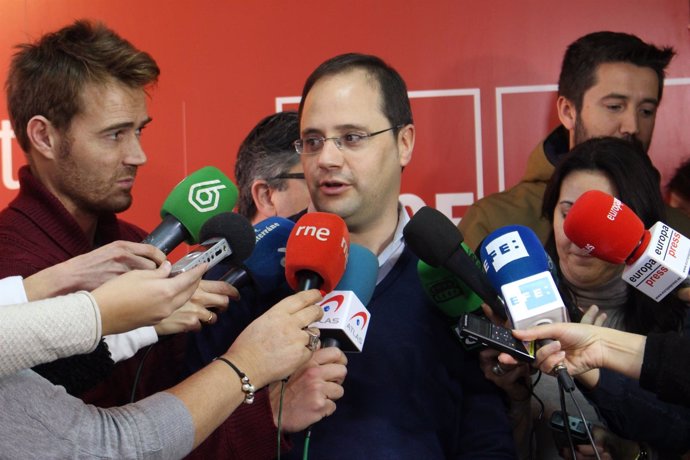 César Luena atendiendo a los medios de comunicación en Valencia