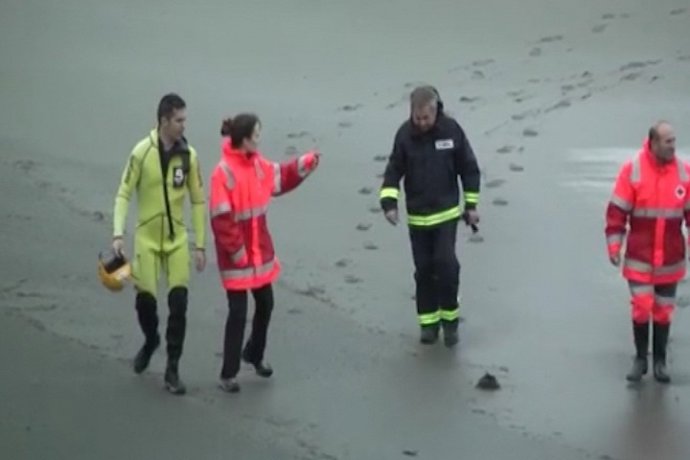 Continúa la búsqueda del bebé en la playa de Navia