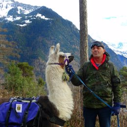 Bormujos presente en los Alpes suizos a lomos de una llama