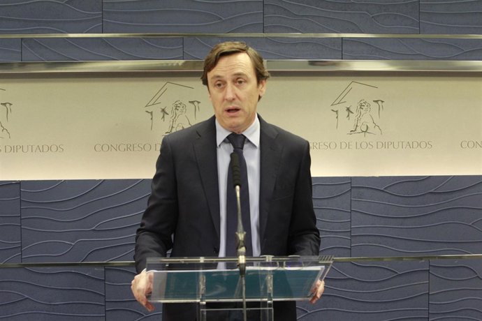 Rafael Hernando en rueda de prensa en el Congreso
