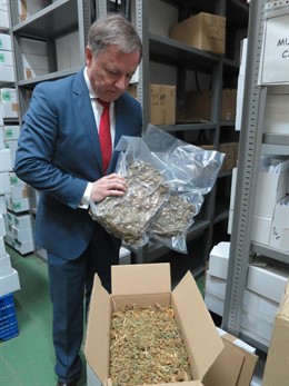 Moragues visita el laboratorio de drogas del Área Funcional de Sanidad