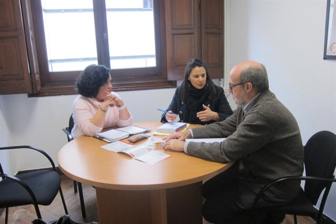 La diputada de Ciudadanos Diana Sánchez junto a los representantes de Cáritas. 