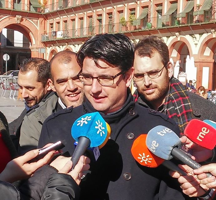 Pedro García atiende a los periodistas