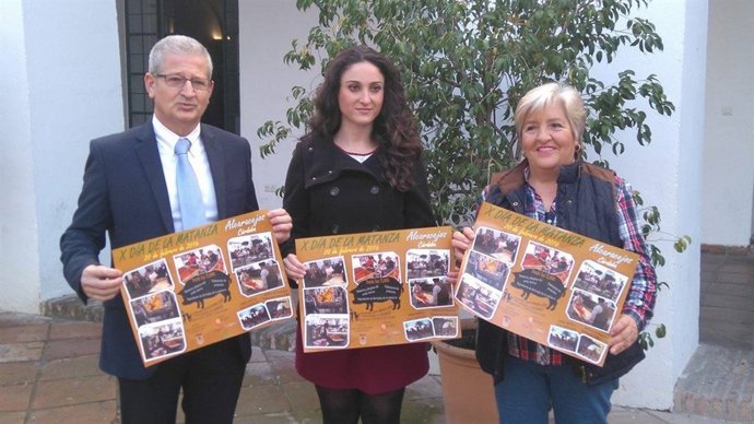 Gómez (centro) presenta el cartel del evento