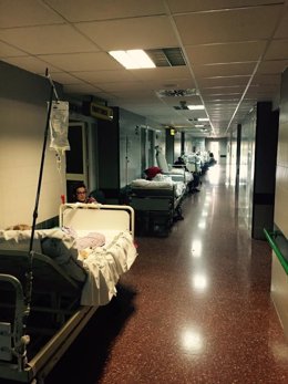 Camas en el pasillo de Urgencias del Hospital de la Vega Baja