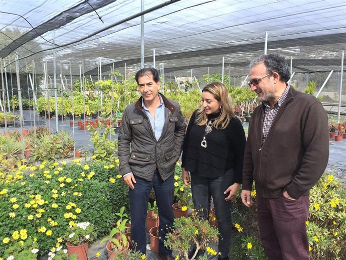 La diputada de Agricultura, María López Asensio, visitando el Vivero Provincial.