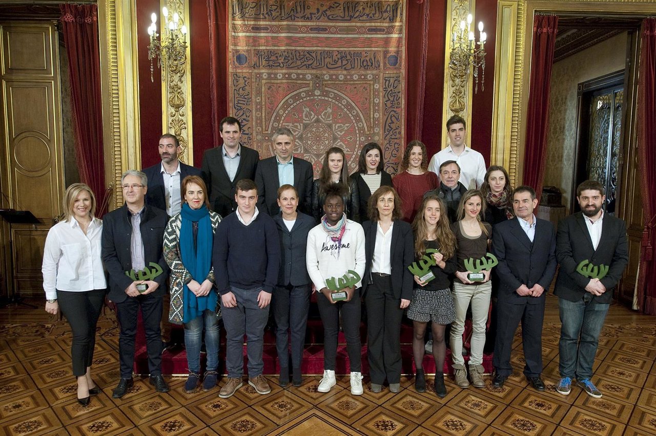 Barkos y el resto de autoridades junto con los premiados