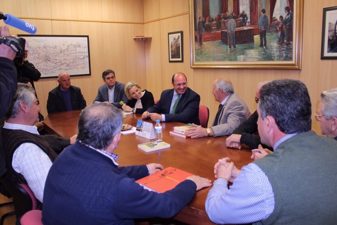 El presidente de la Comunidad visita la Junta de Hacendados de Murcia