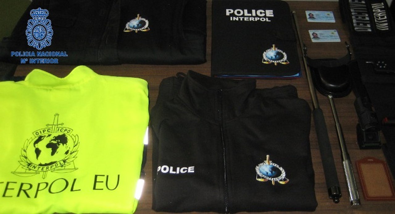 Ropa y elementos del detenido