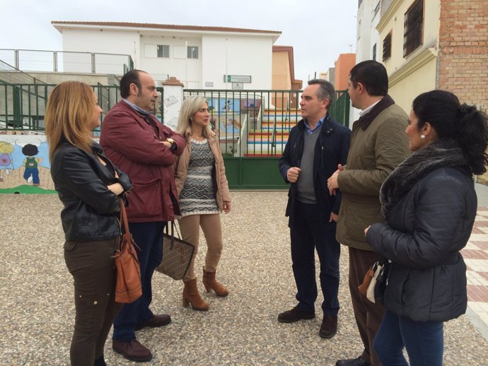El PP de Sevilla durante su visita a centros escolares de Alcalá del Río