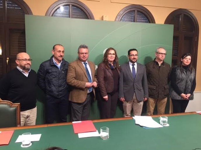 Luna (centro) durante el encuentro mantenido con los municipios