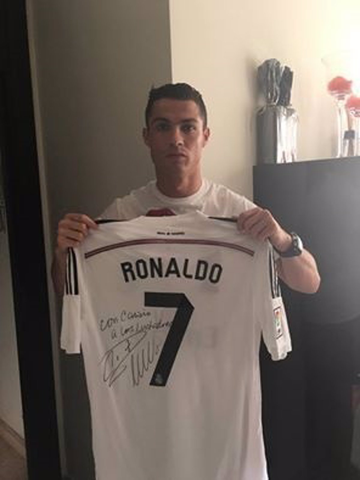 Juramento Barry Íncubo Cristiano Ronaldo dona una camiseta firmada para su subasta a favor de Leo,  un niño con fémur corto congénito