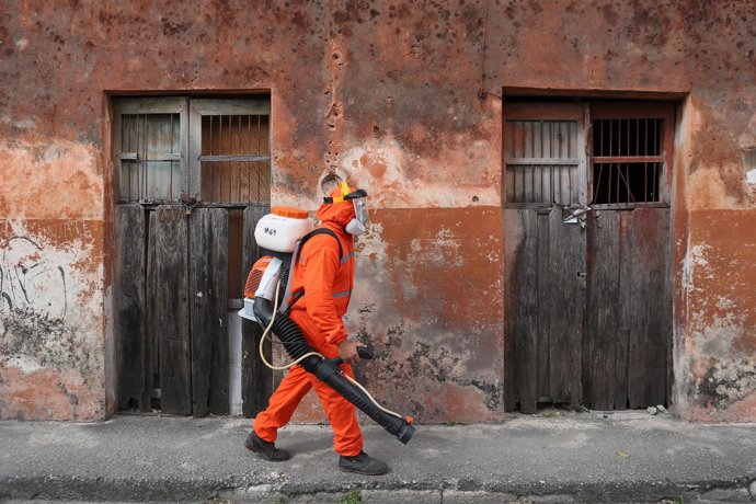 Un trabajador de los equipos de fumigación en Mérida (México)