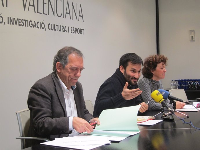 Vicent Marzà (centro), Miquel Soler y Josefina Bueno presentan el plan de becas
