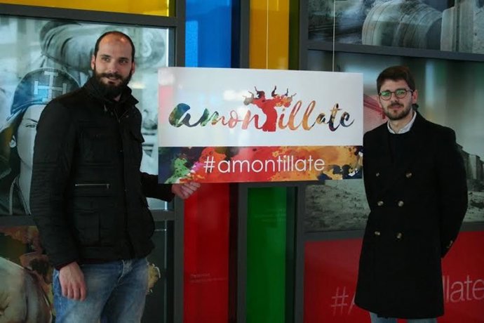 Ligero (dcha.) presenta el cartel de 'Amontíllate'