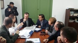 Marina Bravo en una reunión en Manilva para abordar la Sensa Litoral 