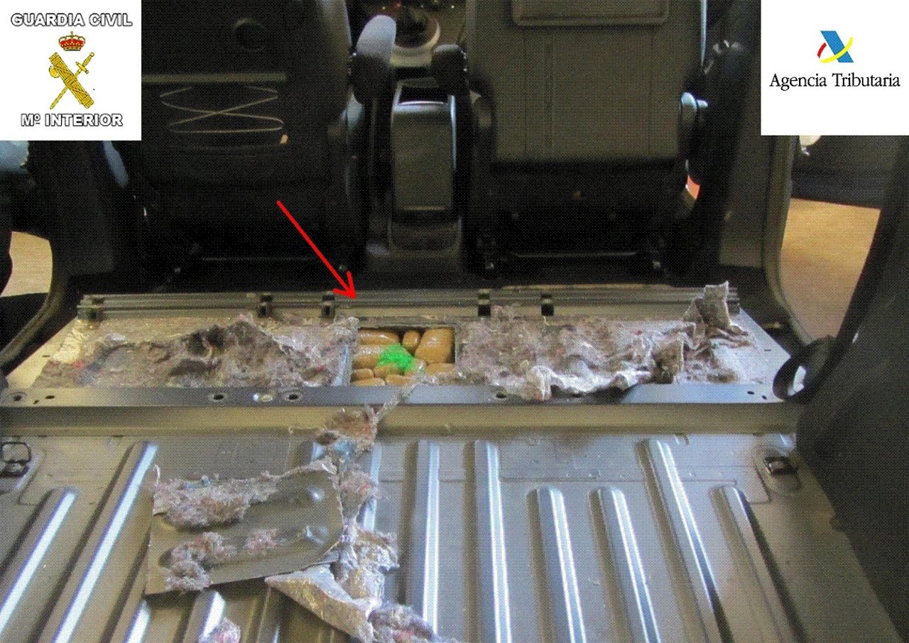 Doble fondo de un vehículo con droga, cuyo conductor es detenido en Melilla