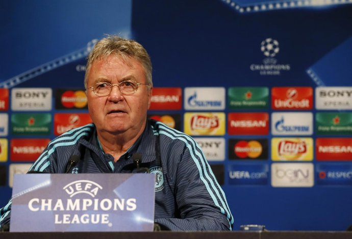 Guus Hiddink, entrenador del Chelsea