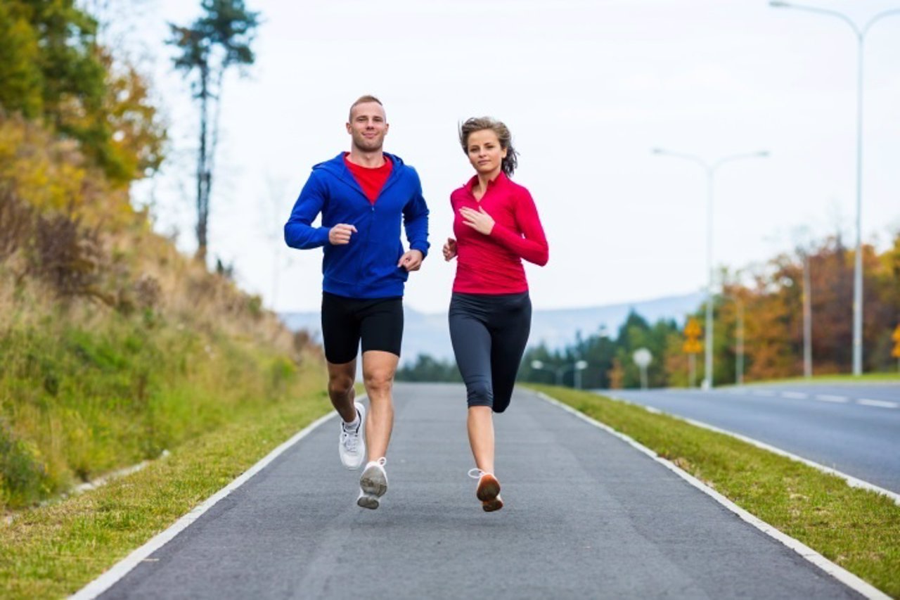 Pareja, correr, jóvenes