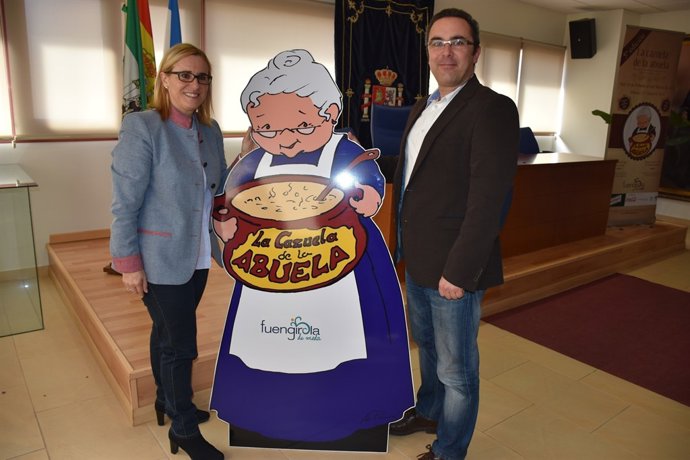 La alcaldesa de Fuengirola (Málaga) presenta la cazuela de la abuela 