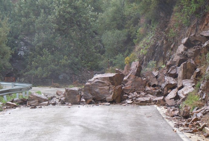 Desprendimiento carretera vía temporal lluvias corte