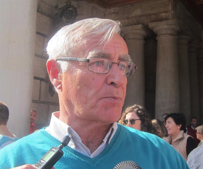 Joan Ribó atendiendo a los periodistas