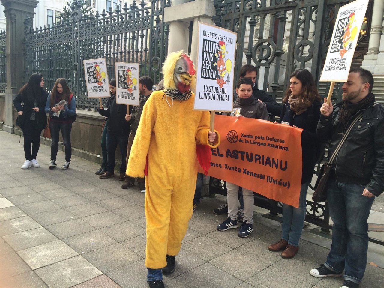Representantes de la Xunta pola Defensa de la Llingua delante de la Junta. 