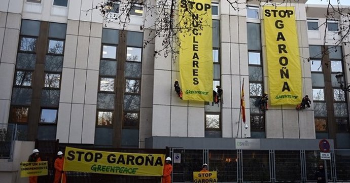 Greenpeace despliga dos pancartas en el CSN