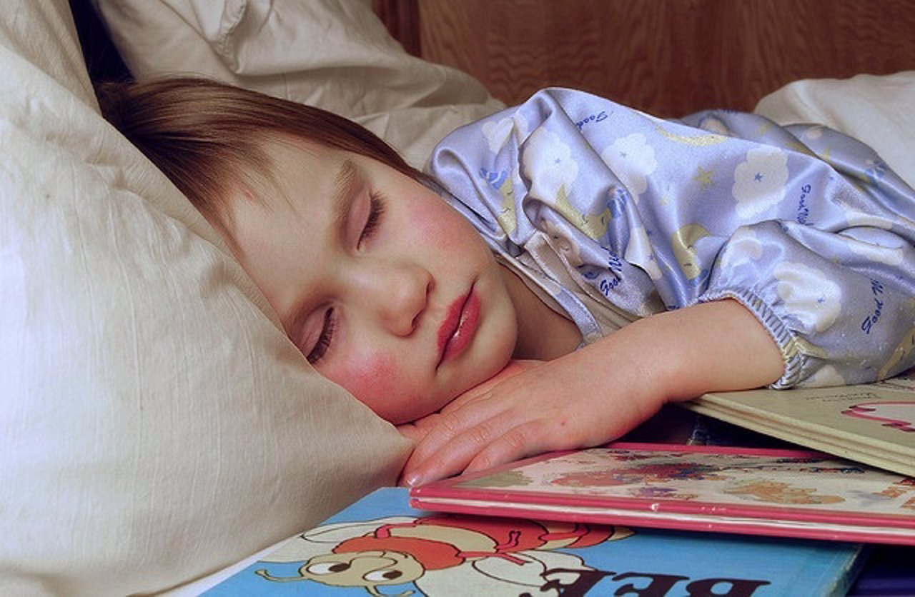 Niña durmiendo, dormida, cama