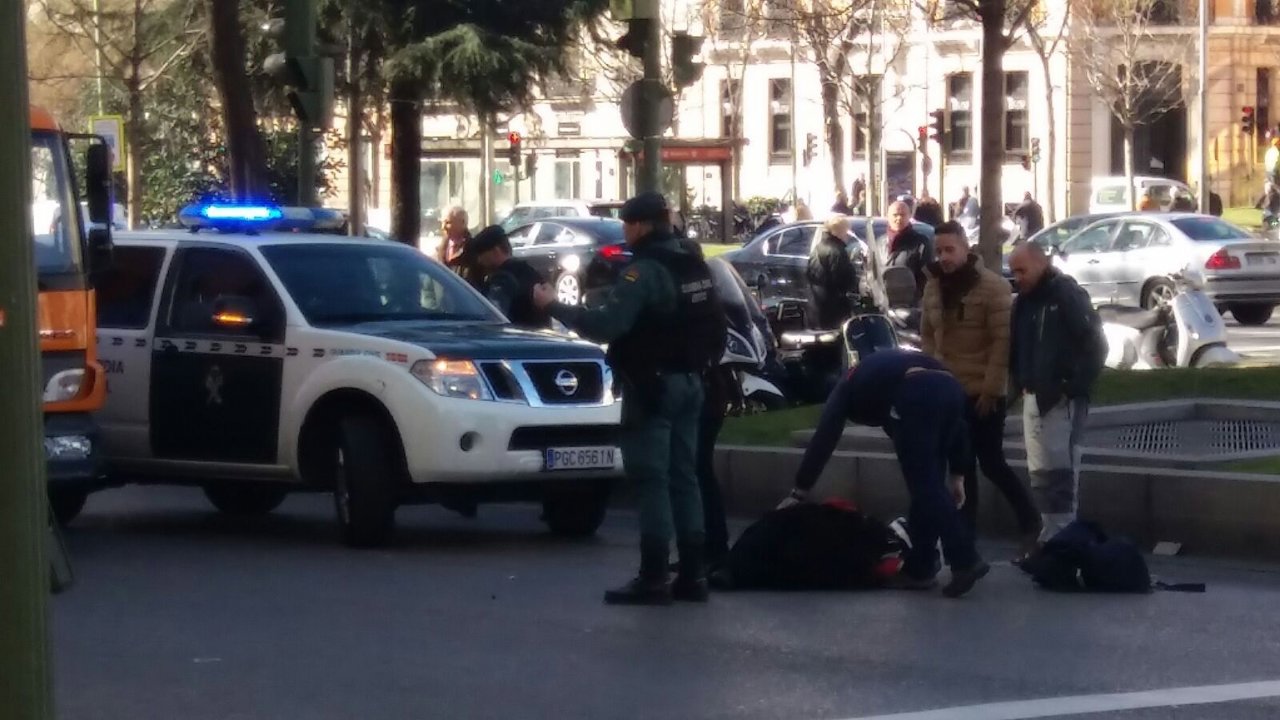 Guardias Civiles atienden a un motorista