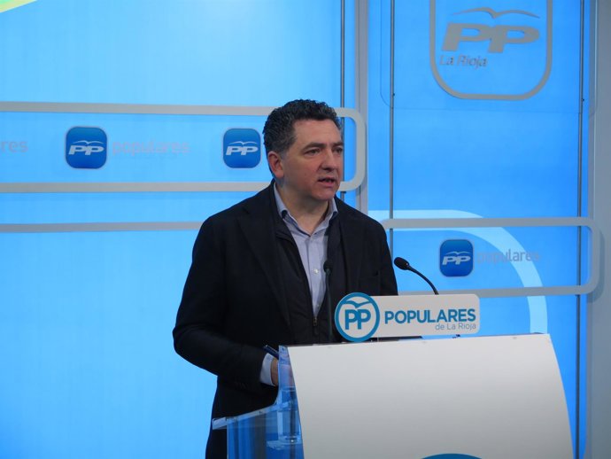 El secretario general del PP, Carlos Cuevas, en rueda de prensa