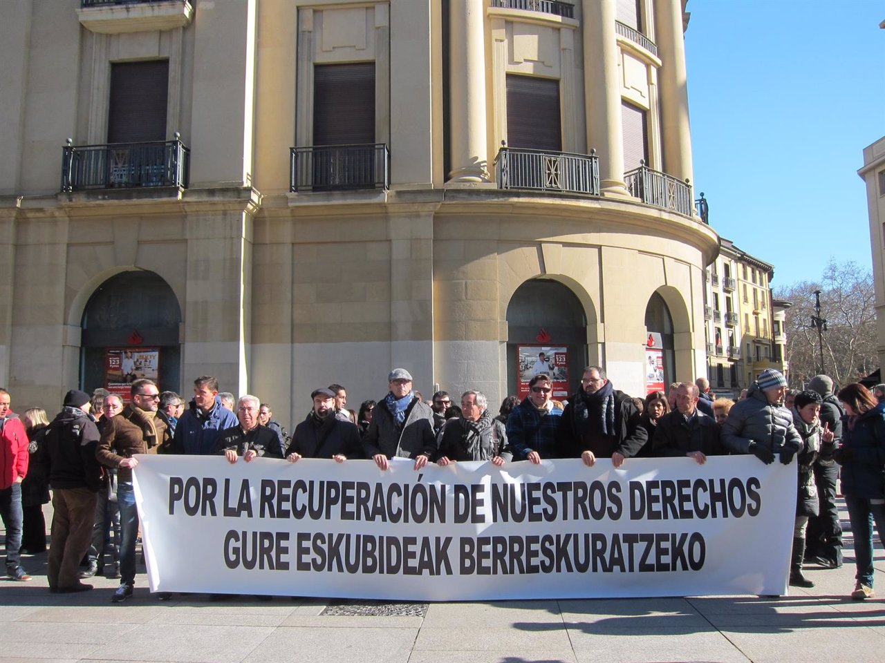 Concentración de sindicatos ante el Palacio de Navarra