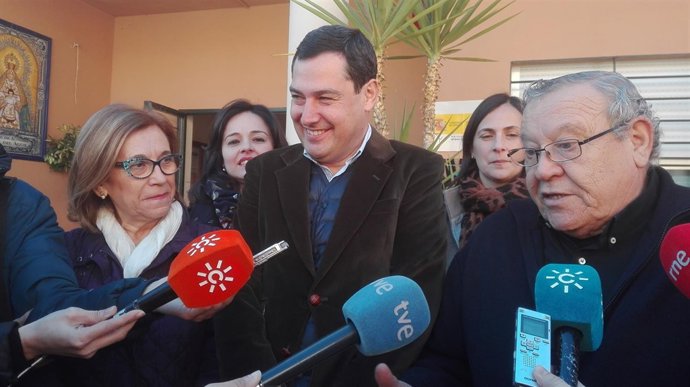 Juanma Moreno durante una visita a la asociación AFAR