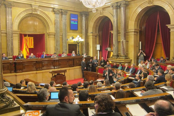 El presidente de la Generalitat, Carles Puigdemont, en el Parlament