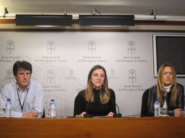 La diputada de Podemos Lucía Montejo con representantes de ADIA y Suatea