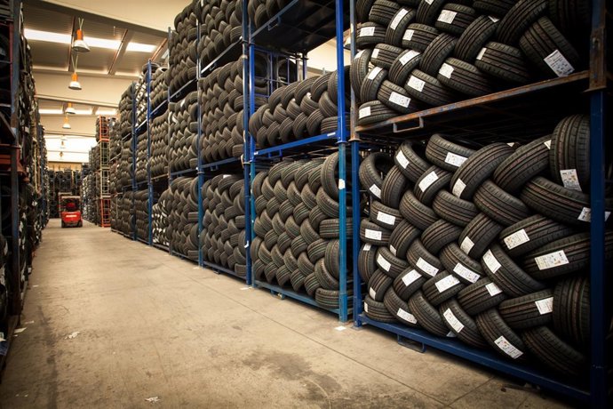 Almacén de Grupo Andrés en Polinyà, neumáticos