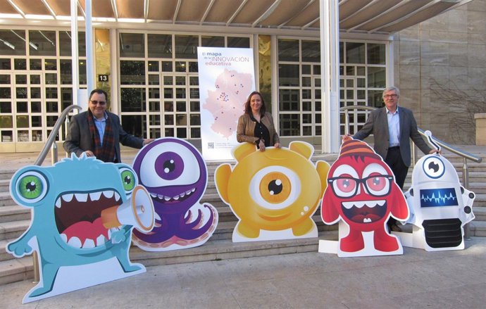 La consejera Mayte Pérez junto a los monstruos de la innovación