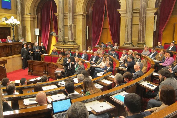 El presidente de la Generalitat, Carles Puigdemont, en el pleno del Parlament